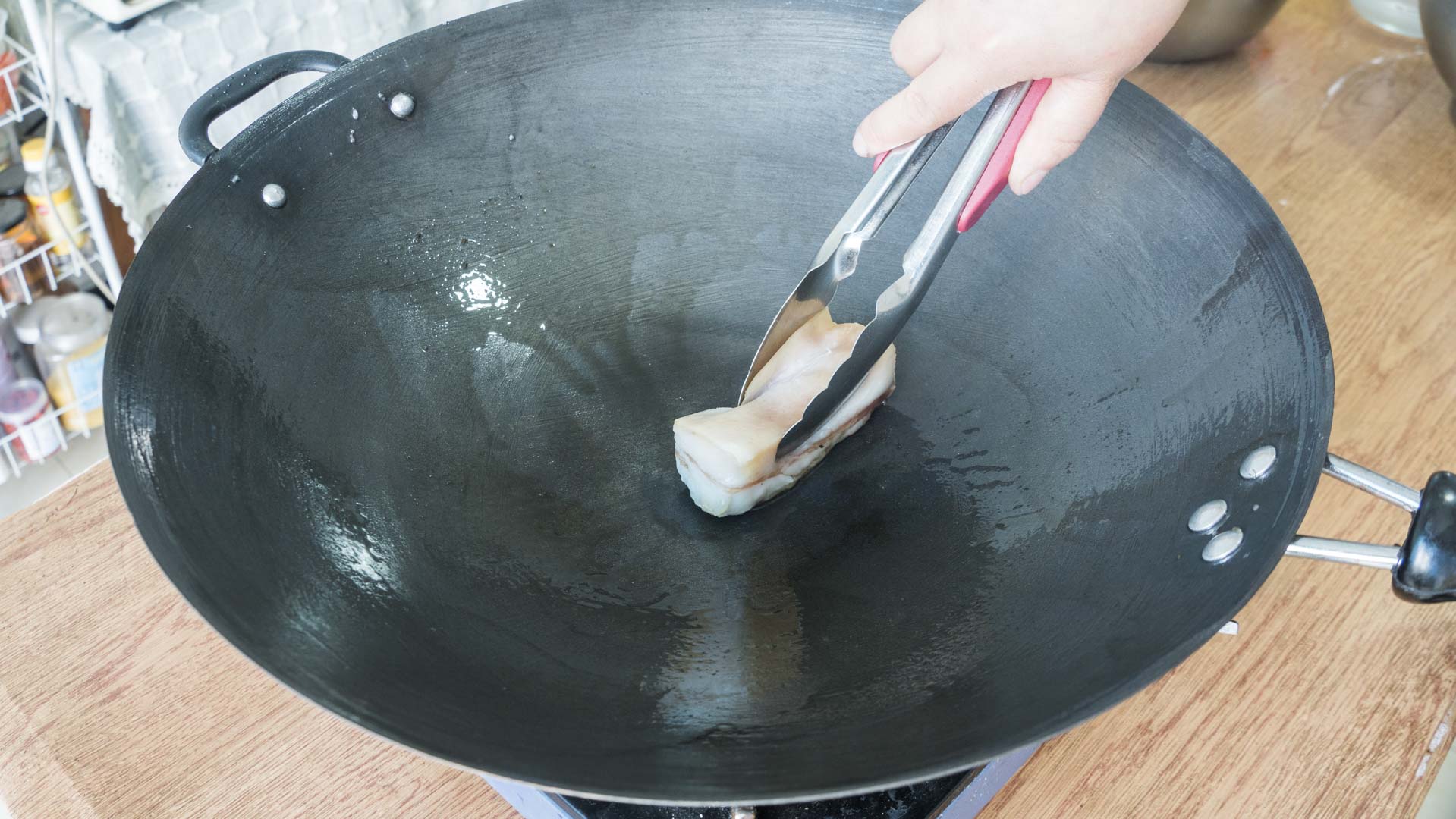 铁锅开锅与养锅技巧：轻松掌握铁锅烹饪，告别粘锅生锈烦恼，成就健康美味